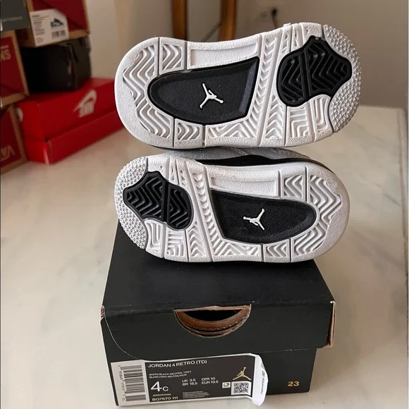 Jordan 4 Retro - Picture 2 of 3